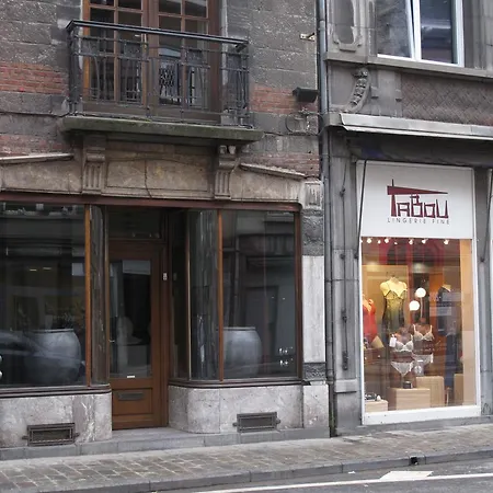 La Petite Lili Nyaraló